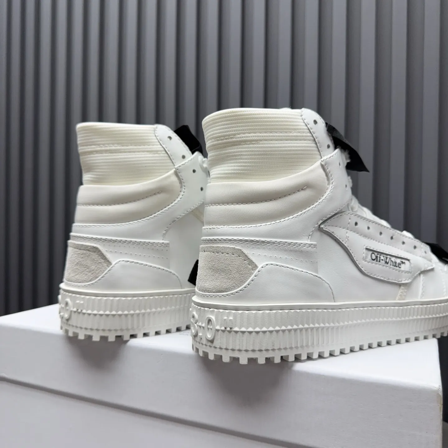 [OFF WHITE] P: 740💰Couple model👫, Size: Female 35-40. Male 39-44 (45.46 customized) High-quality version👊 "Out of office" series original molding, original lasting, production process 1:1 original ➰OFF GRAY WHITE OW ➰ First-layer cowhide, imported skin-friendly and environmentally friendly polyester mesh, original molding, high elasticity and environmentally friendly molding pad Made with the original lasting process. The original molded rubber outsole (never yellows and deforms) has a super correct shape, bright color and strong three-dimensional effect👍. Packaging💯Full set of packaging synchronized with the official website (branded paper, certificate of quality, branded cloth bag)